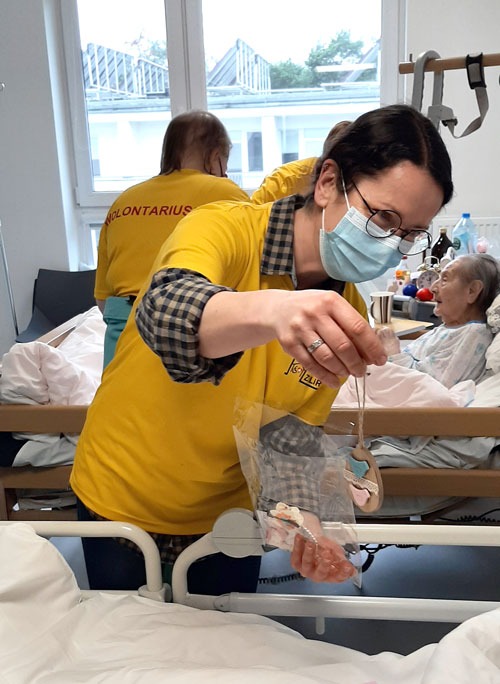Wolontariusze przy łóżku pacjenta